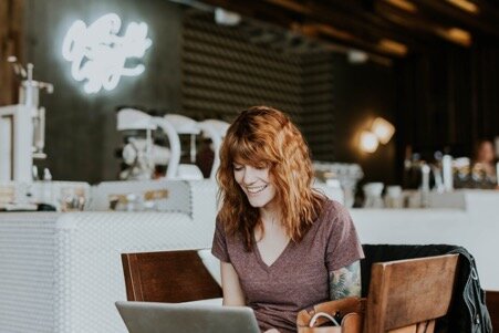Red-headed women studying at a cafe
