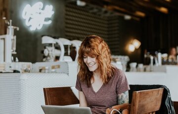 Red-headed women studying at a cafe